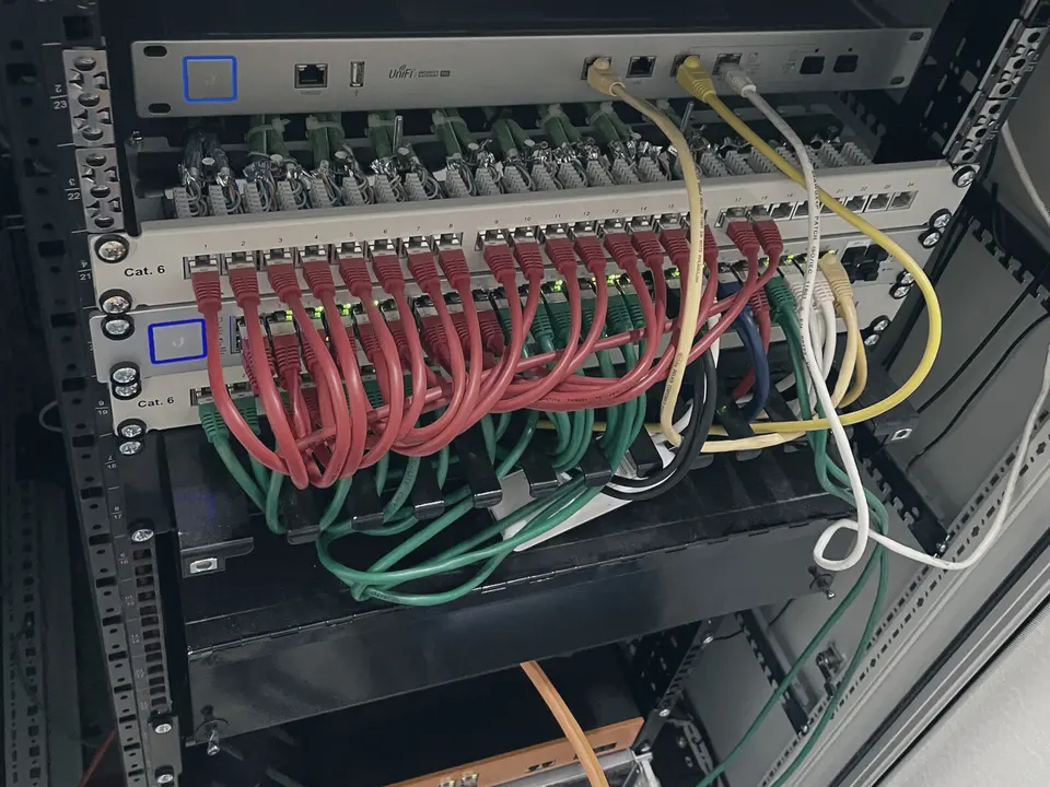 19-Zoll-Datenschrank mit Router, Patchfeld und Switch, rote und grüne Patchkabel