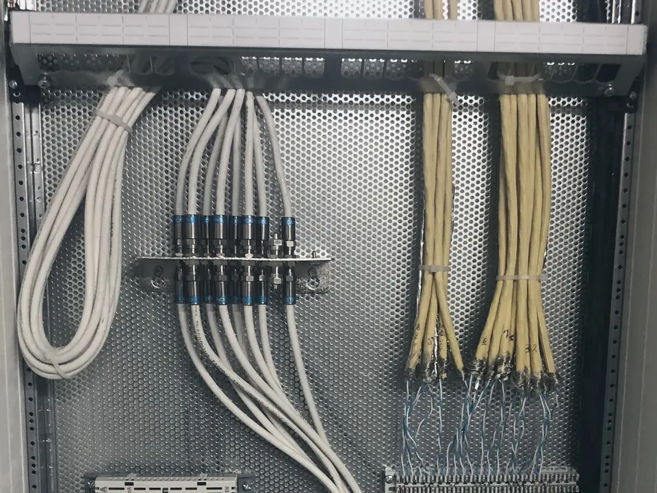 Datenverteiler mit gebündelten Leitungen, Koax-Verteiler und LSA-Leiste, jede Leitung an ihrem Platz