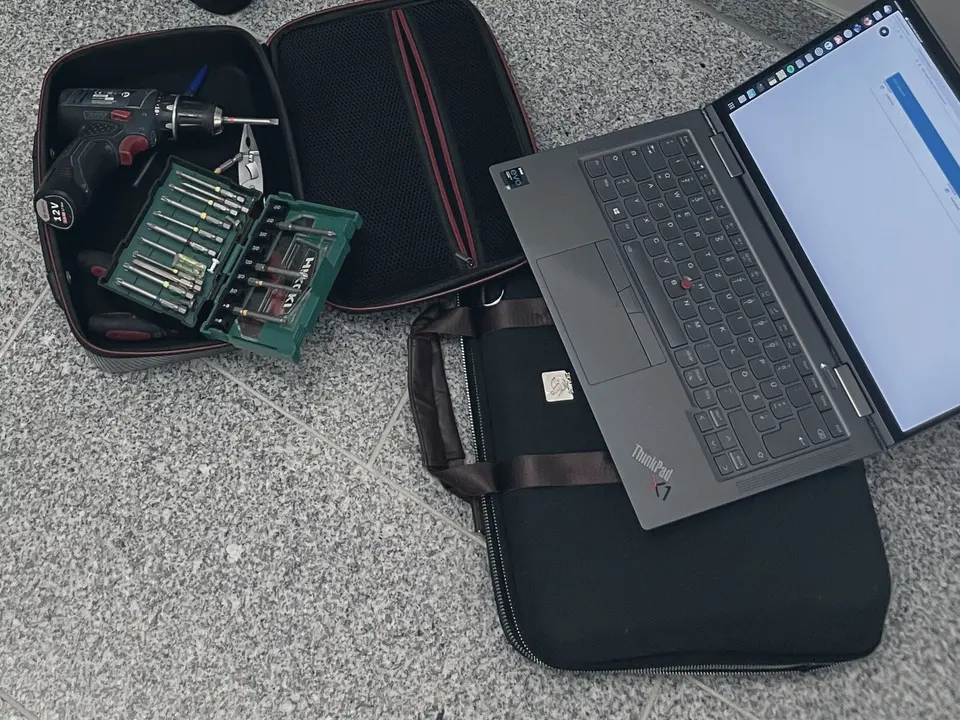 Laptop und Werkzeugkoffer beim Einsatz vor Ort