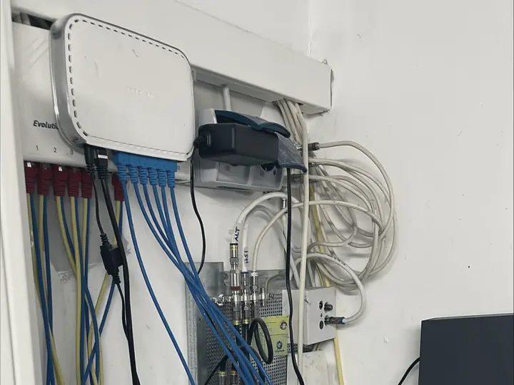 Netzwerk ohne Schrank: Switch offen an der Wand, Patchkabel ohne Beschriftung