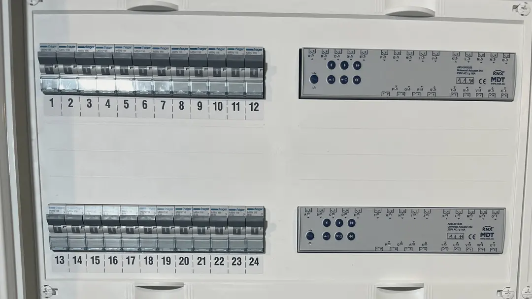 Geschlossene Stromverteilung, die Leitungsschutzschalter von 1 bis 24 durchnummeriert
